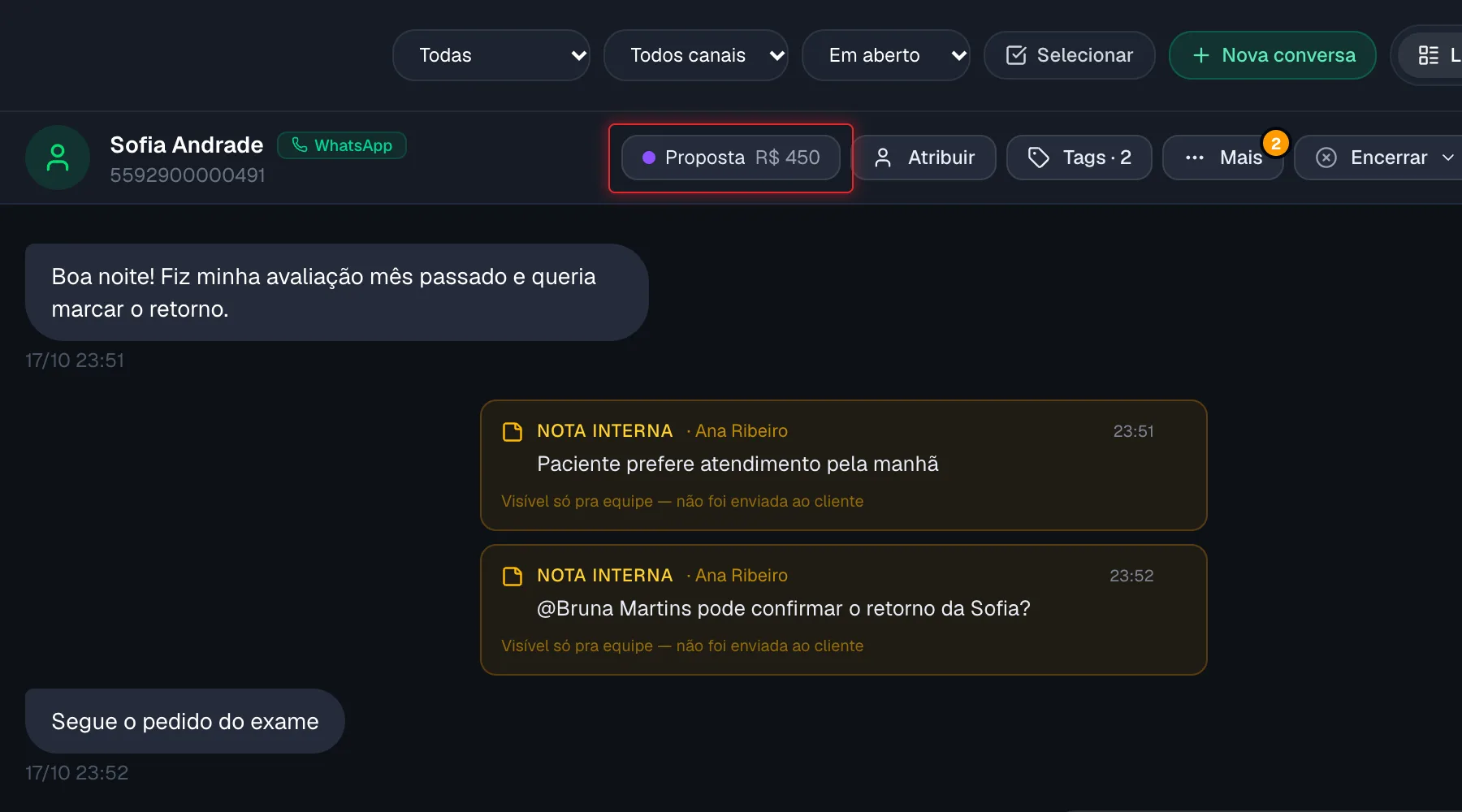 Pastilha do negócio no cabeçalho da conversa mostrando etapa e valor