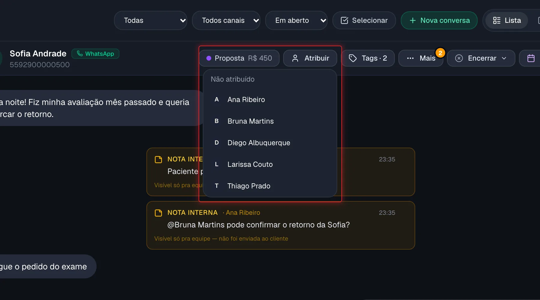 Menu de atribuição aberto no topo da conversa com a lista de atendentes